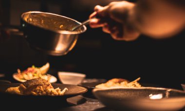 zagęszczanie sosu mąką